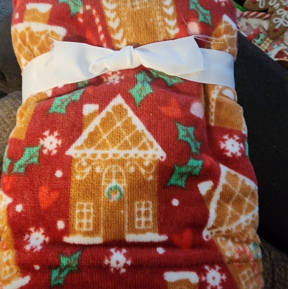 Nwt Betsey Johnson Gingerbread towels . - Picture 2 of 2